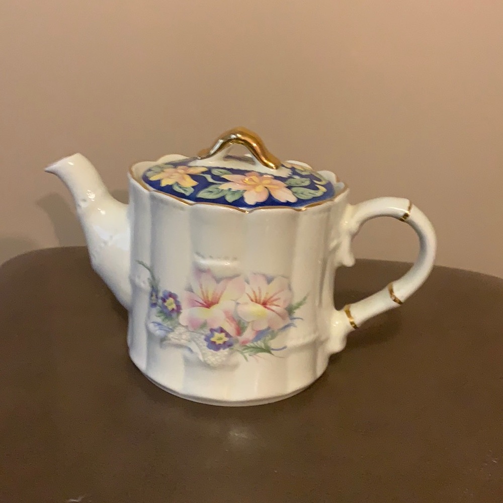 Sadler England teapot 4 inches tall